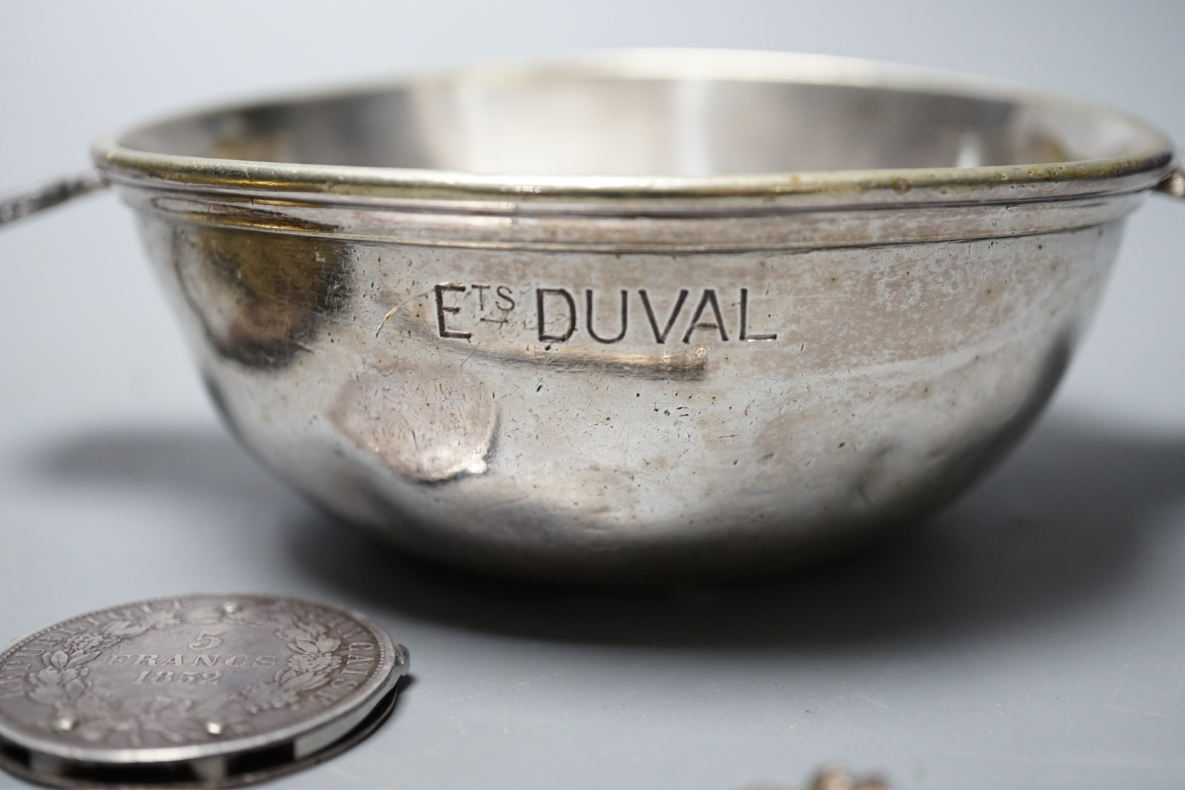 A selection of mixed ephemera, to include a cased pocket watch, propelling pencil, novelty coin and a plated quaich